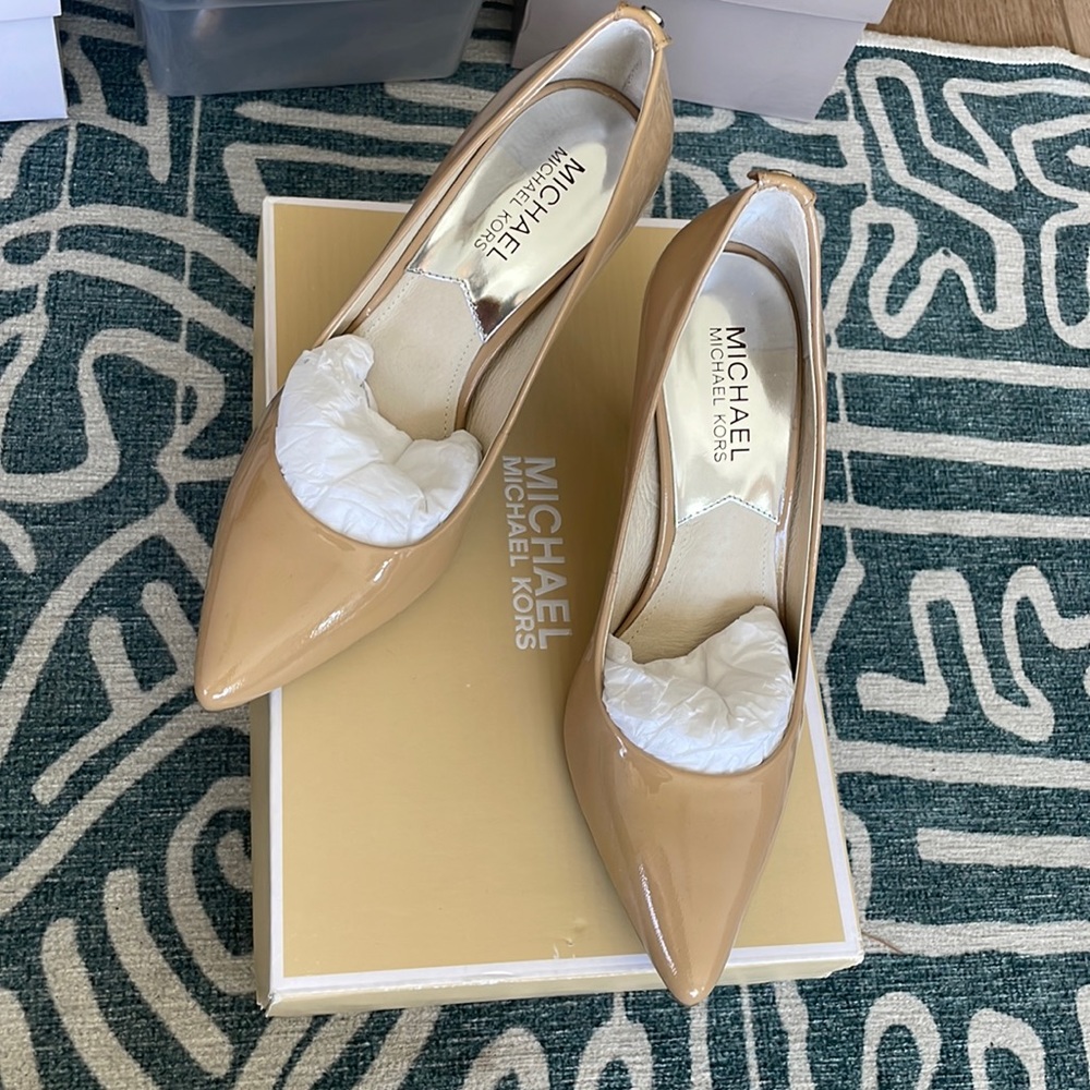Michael Kors MIDI patent leather pump